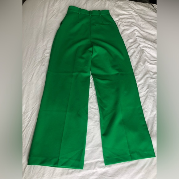 Zara green trousers. Only worn once. Perfect condition! Very flattering! - Picture 2 of 3